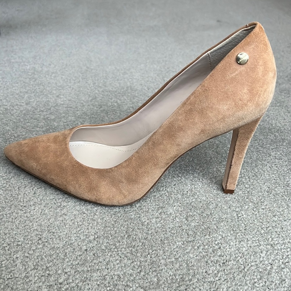 Calvin Klein Brady Pumps in Nude Suede. Sz 8